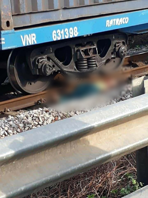 Sao Việt ngày 28/7: Đi nhặt ve chai, mẹ Châu Việt Cường bị tàu hoả đâm tử vong sao viet ngay 287 di nhat ve chai me chau viet cuong bi tau hoa dam tu vong