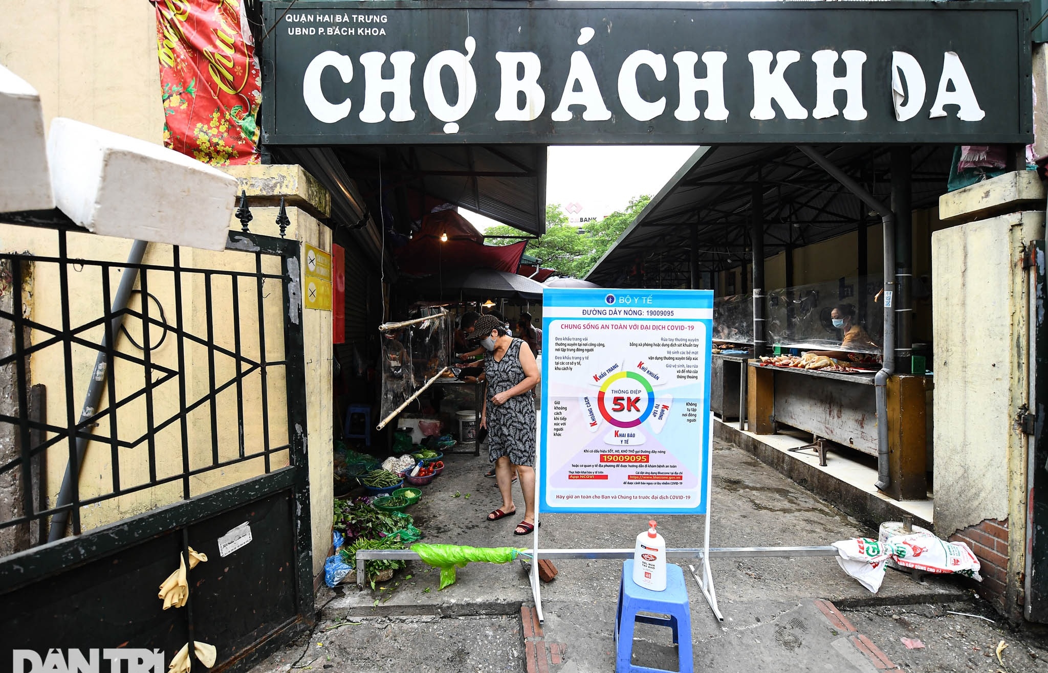 Độc đáo những phương pháp phòng dịch tại các chợ dân sinh ở Hà Nội