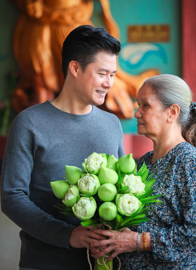Sao Việt ngày 5/8: Quang Dũng và mẹ đến chùa tặng đĩa nhạc sao viet ngay 58 quang dung va me den chua tang dia nhac