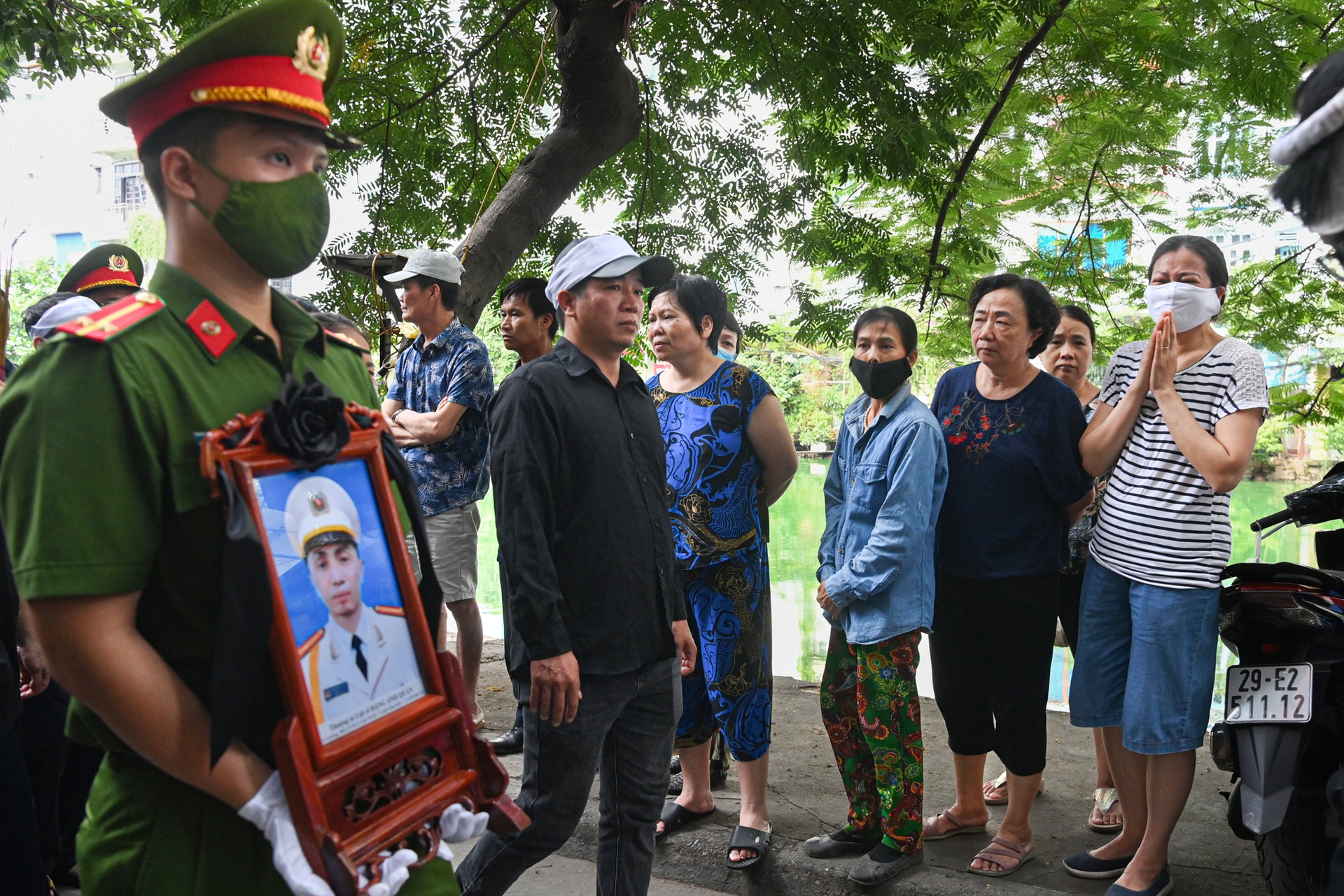 Hình ảnh đồng đội đưa thi hài 3 liệt sĩ qua nhà riêng, đến Nhà tang lễ QG - 11