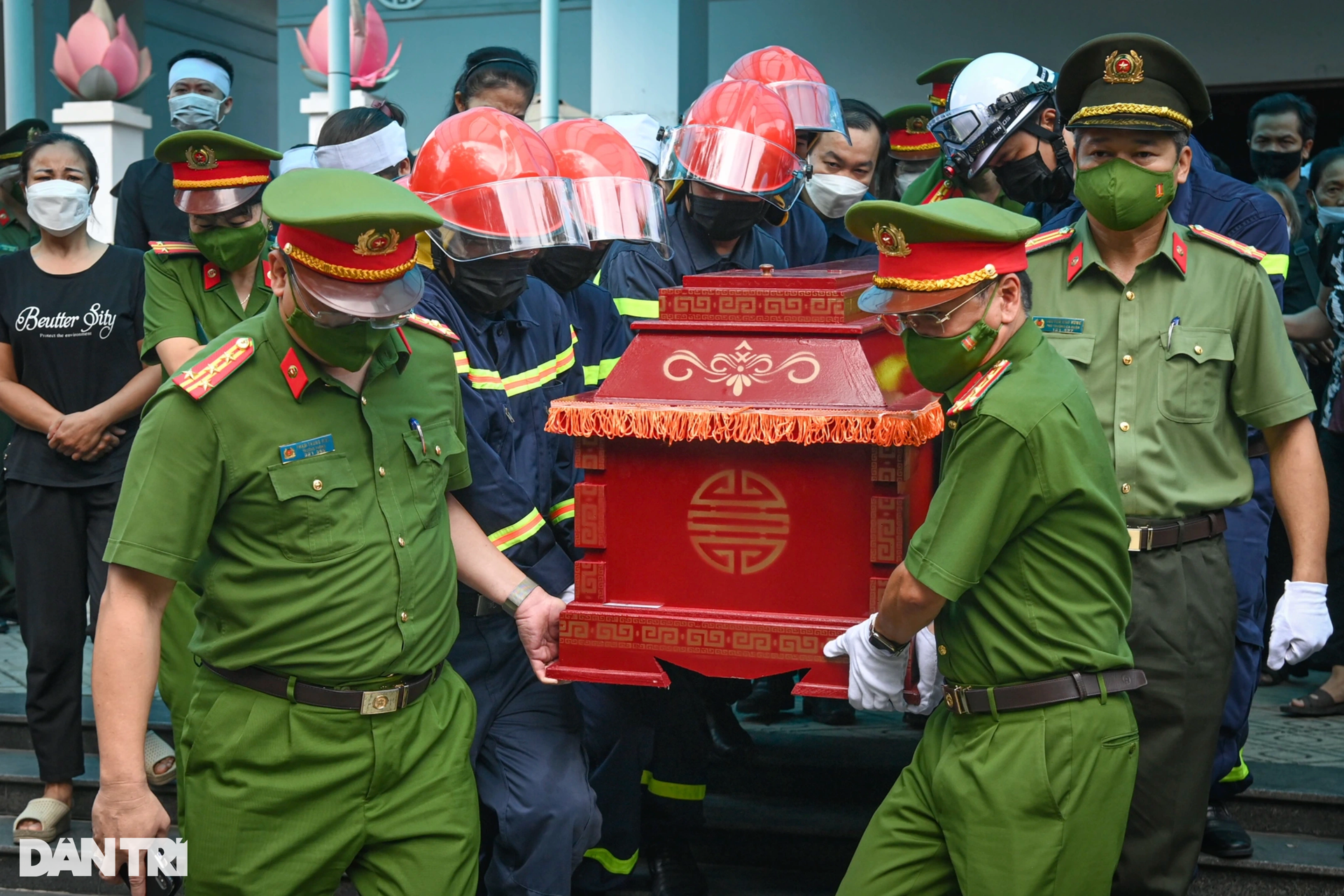 Hình ảnh đồng đội đưa thi hài 3 liệt sĩ qua nhà riêng, đến Nhà tang lễ QG - 8