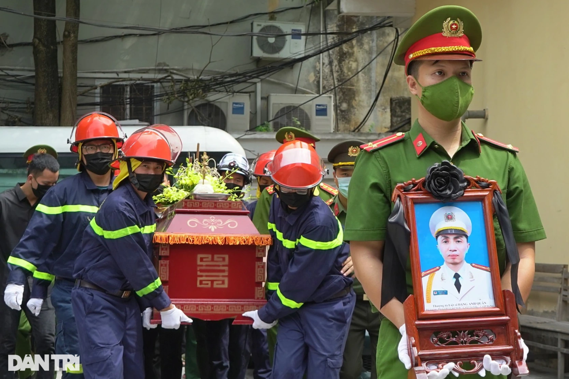 Hình ảnh đồng đội đưa thi hài 3 liệt sĩ qua nhà riêng, đến Nhà tang lễ QG - 21