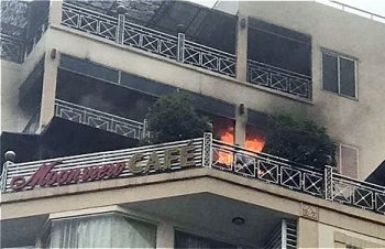 Khách sạn giữa phố cổ Hà Nội bốc cháy, du khách tháo chạy