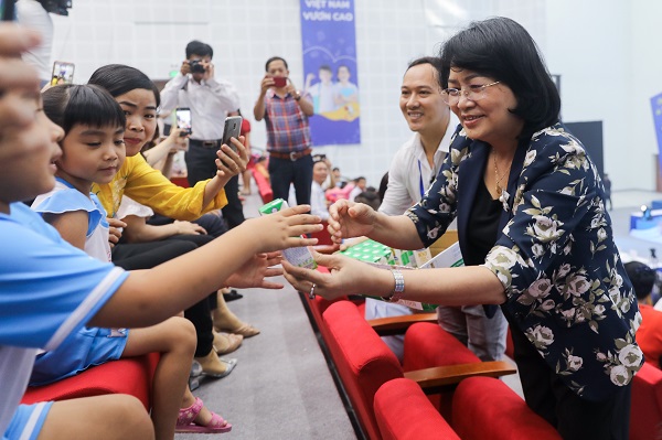 Hơn 46.300 học sinh tỉnh Vĩnh Long được thụ hưởng sữa học đường năm học 2020-2021 Hơn 46.300 học sinh tỉnh Vĩnh Long được thụ hưởng sữa học đường năm học 2020-2021