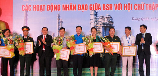 Phó thủ tướng Hoàng Trung Hải, lãnh đạo PVN và TW Hội Chữ thập đỏ Việt Nam thăm chúc tết Công ty Lọc hóa dầu Bình Sơn