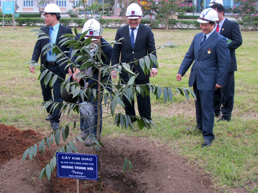 Phó thủ tướng Hoàng Trung Hải, lãnh đạo PVN và TW Hội Chữ thập đỏ Việt Nam thăm chúc tết Công ty Lọc hóa dầu Bình Sơn