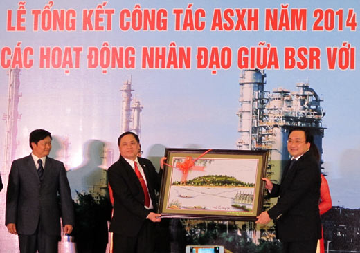 Phó thủ tướng Hoàng Trung Hải, lãnh đạo PVN và TW Hội Chữ thập đỏ Việt Nam thăm chúc tết Công ty Lọc hóa dầu Bình Sơn