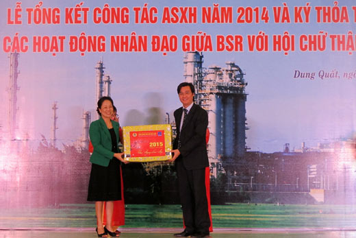Phó thủ tướng Hoàng Trung Hải, lãnh đạo PVN và TW Hội Chữ thập đỏ Việt Nam thăm chúc tết Công ty Lọc hóa dầu Bình Sơn