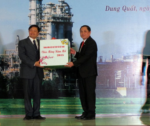 Phó thủ tướng Hoàng Trung Hải, lãnh đạo PVN và TW Hội Chữ thập đỏ Việt Nam thăm chúc tết Công ty Lọc hóa dầu Bình Sơn