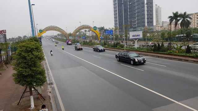 Xe “quái thú” của Tổng thống Donald Trump lăn bánh trên đường Hà Nội xe quai thu cua tong thong donald trump lan banh tren duong ha noi