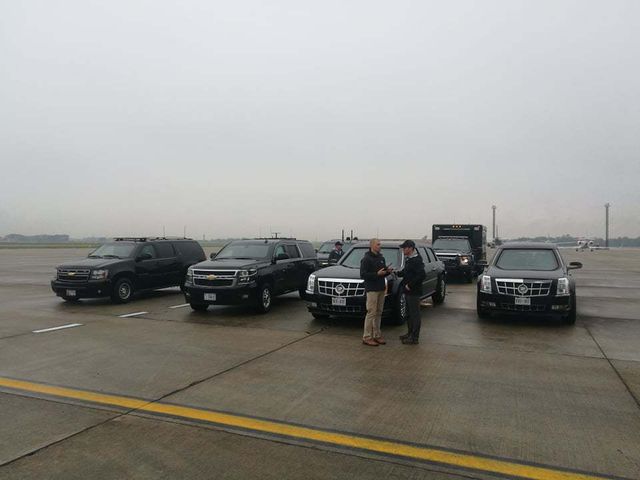 Xe “quái thú” của Tổng thống Donald Trump lăn bánh trên đường Hà Nội xe quai thu cua tong thong donald trump lan banh tren duong ha noi