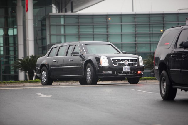 Xe “quái thú” của Tổng thống Donald Trump lăn bánh trên đường Hà Nội xe quai thu cua tong thong donald trump lan banh tren duong ha noi