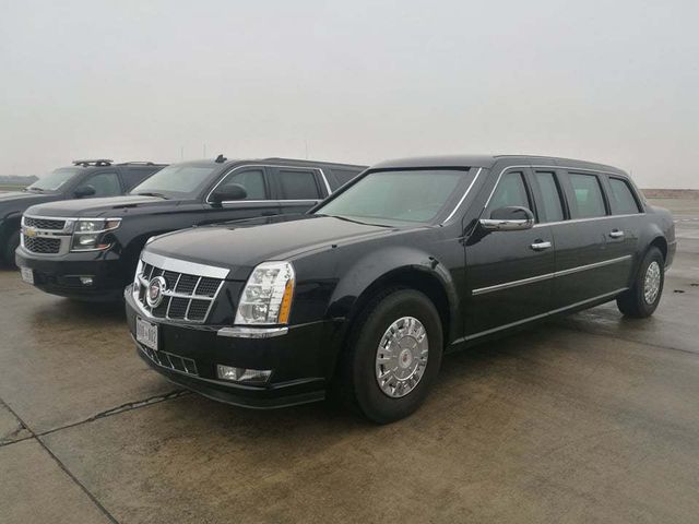 Xe “quái thú” của Tổng thống Donald Trump lăn bánh trên đường Hà Nội xe quai thu cua tong thong donald trump lan banh tren duong ha noi