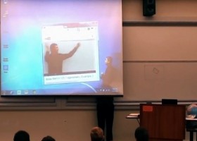 [VIDEO] Sinh viên phấn khích tột độ với bài giảng "chưa từng có" của giáo viên