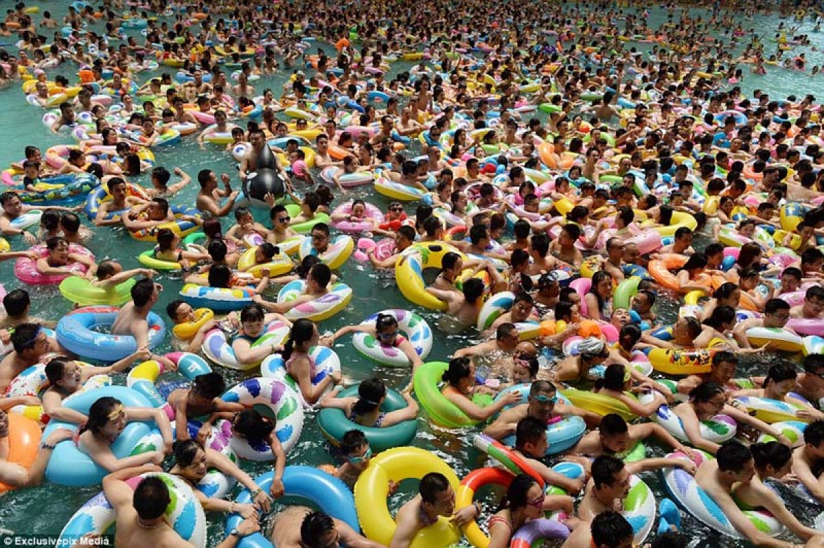 [VIDEO] Gần 10.000 người "nhồi nhét" kinh hoàng trong một bể bơi ở Trung Quốc