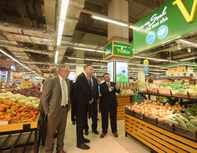 Đại sứ Hoa Kỳ hào hứng trải nghiệm siêu thị VinMart dai su hoa ky hao hung trai nghiem sieu thi vinmart
