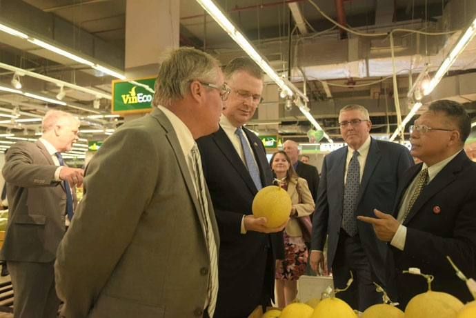 Đại sứ Hoa Kỳ hào hứng trải nghiệm siêu thị VinMart dai su hoa ky hao hung trai nghiem sieu thi vinmart