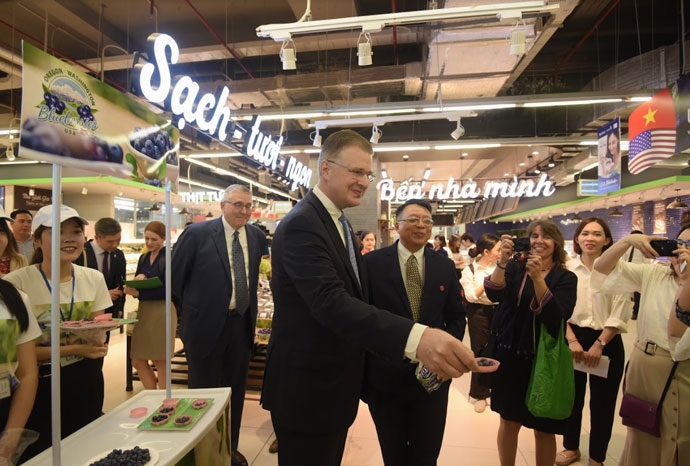 Đại sứ Hoa Kỳ hào hứng trải nghiệm siêu thị VinMart dai su hoa ky hao hung trai nghiem sieu thi vinmart