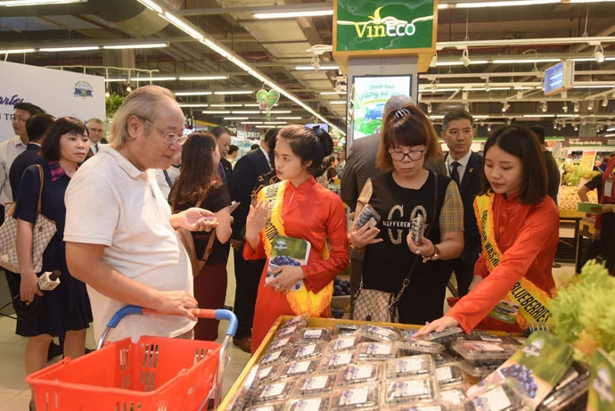 Đại sứ Hoa Kỳ hào hứng trải nghiệm siêu thị VinMart dai su hoa ky hao hung trai nghiem sieu thi vinmart