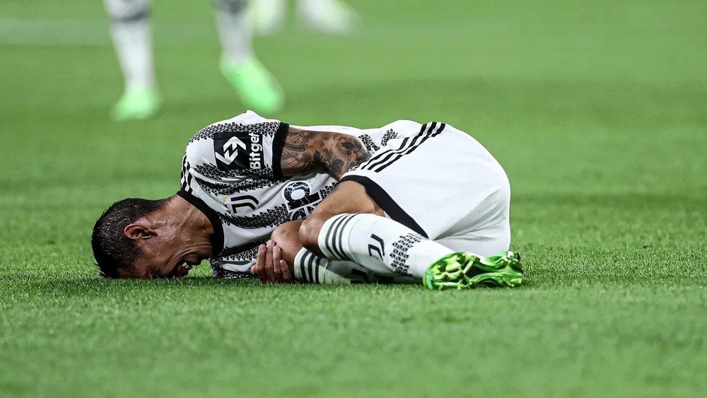 Hình ảnh Di Maria nằm sân đau đớn với chấn thương gặp phải trong trận gặp Sassuolo của Juventus