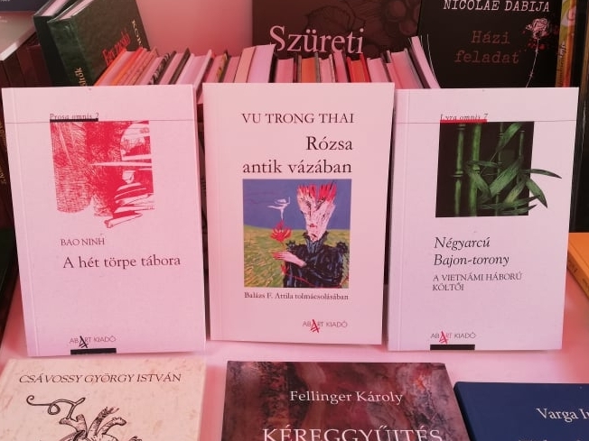 Tập thơ Việt Nam “Bông hồng và chiếc bình cổ” xuất bản tại Hungary