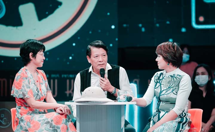 ca sĩ Quanh Vinh cùng Thảo Vân và Diễm Quỳnh trong chương trình Quán Thanh Xuân tháng 10.2021 ca sĩ Quanh Vinh cùng Thảo Vân và Diễm Quỳnh trong chương trình Quán Thanh Xuân tháng 10.2021