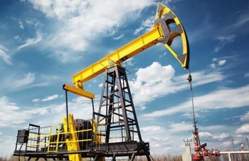 Thâm hụt kéo dài - Giá dầu còn tăng