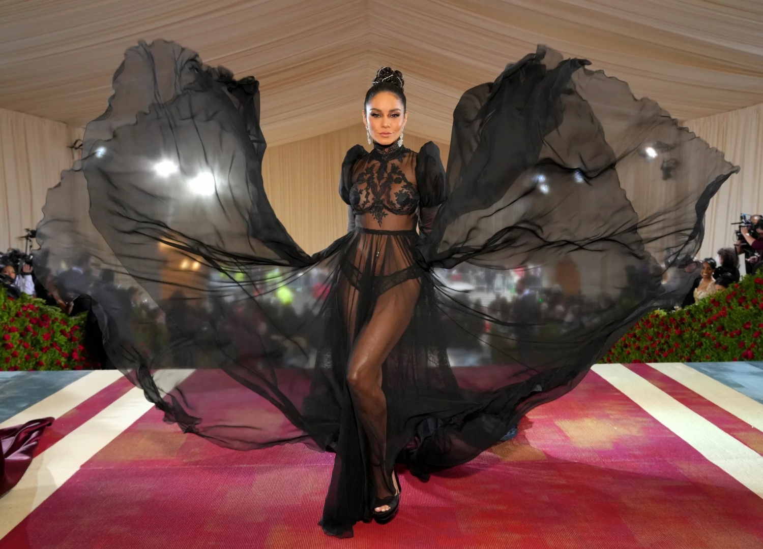 Nhìn lại những bộ cánh ghi đậm dấu ấn tại thảm đỏ Met Gala 2022