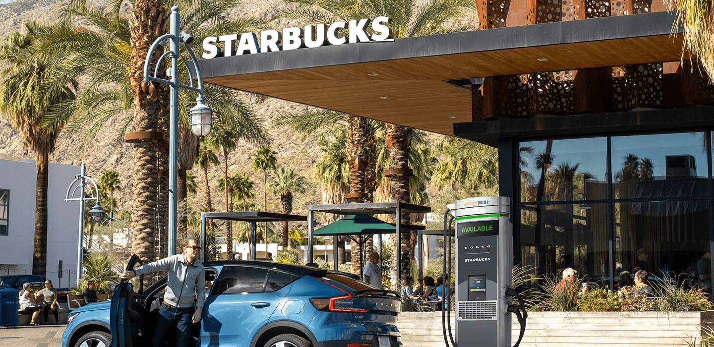 Volvo và Starbucks hợp tác lắp đặt trạm sạc xe điện