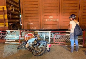 Nam thanh niên lao vào rào chắn tàu hỏa, tử vong tại chỗ