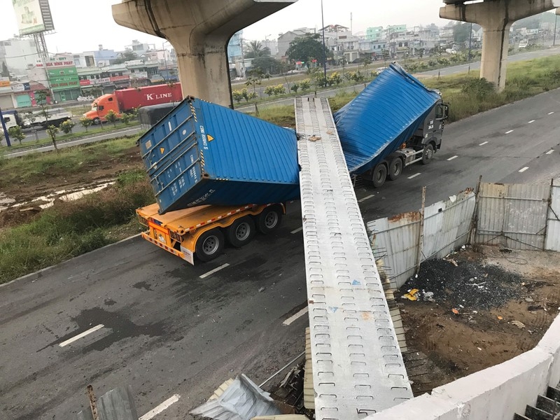 dam cau bo hanh roi de trung xe container