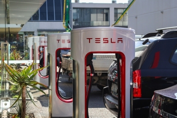 Tesla lần đầu cho các xe điện khác kết nối vào trạm sạc