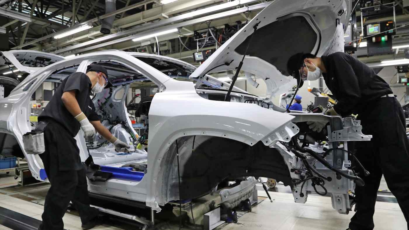 Công nhân lắp ráp ô tô tại nhà máy Toyota Motor sản xuất các mẫu Lexus