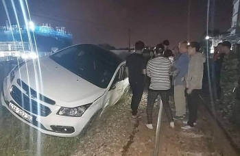 Đỗ giữa đường ray, ô tô bị tàu hỏa đâm trúng