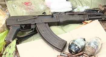 Băng buôn ma túy người Lào nã súng AK, quăng lựu đạn chống trả cảnh sát
