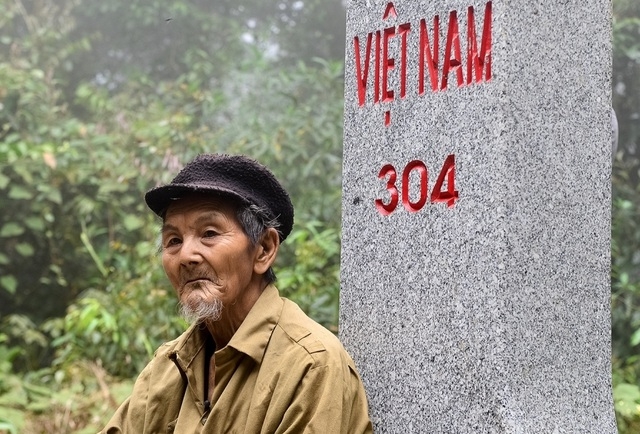 gia dinh truyen doi bao ve cot moc bien cuong