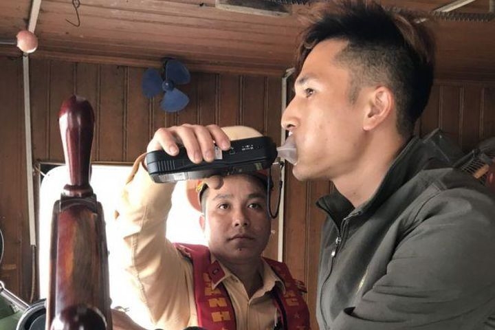 Lái tàu thuyền có nồng độ cồn bị phạt tới 35 triệu đồng Lái tàu thuyền có nồng độ cồn bị phạt tới 35 triệu đồng