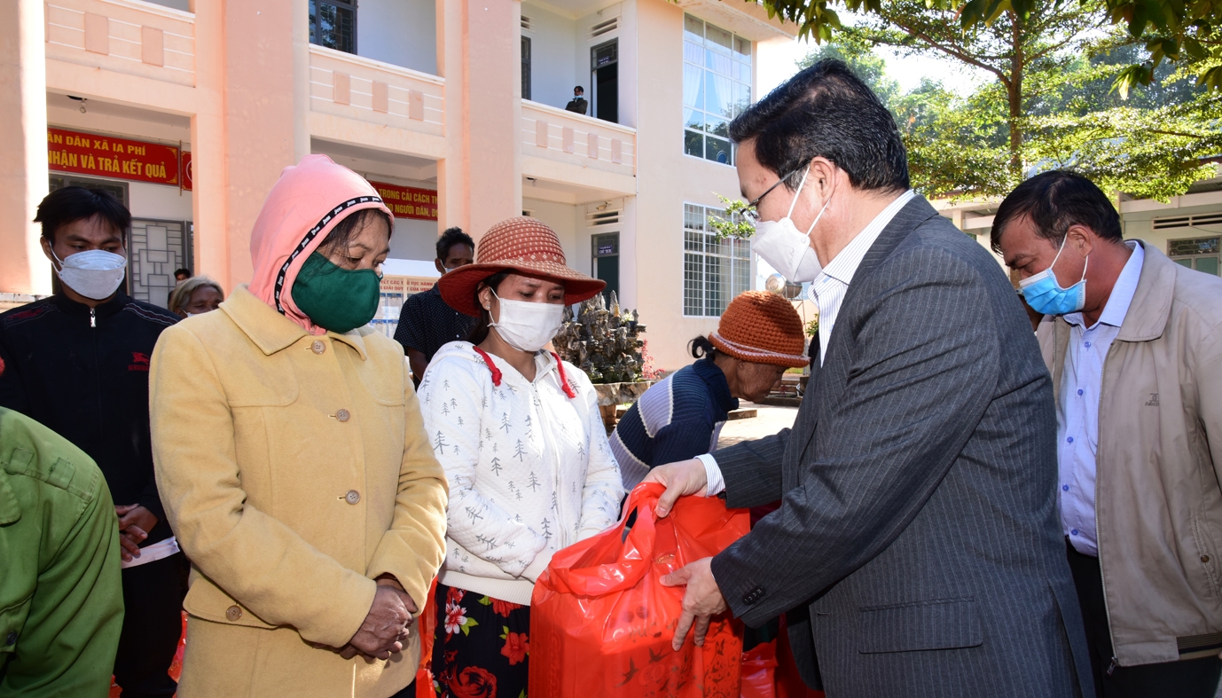 Công ty Thủy điện Ialy trao 400 quà Tết đến các hộ nghèo tỉnh Kon Tum và Gia Lai