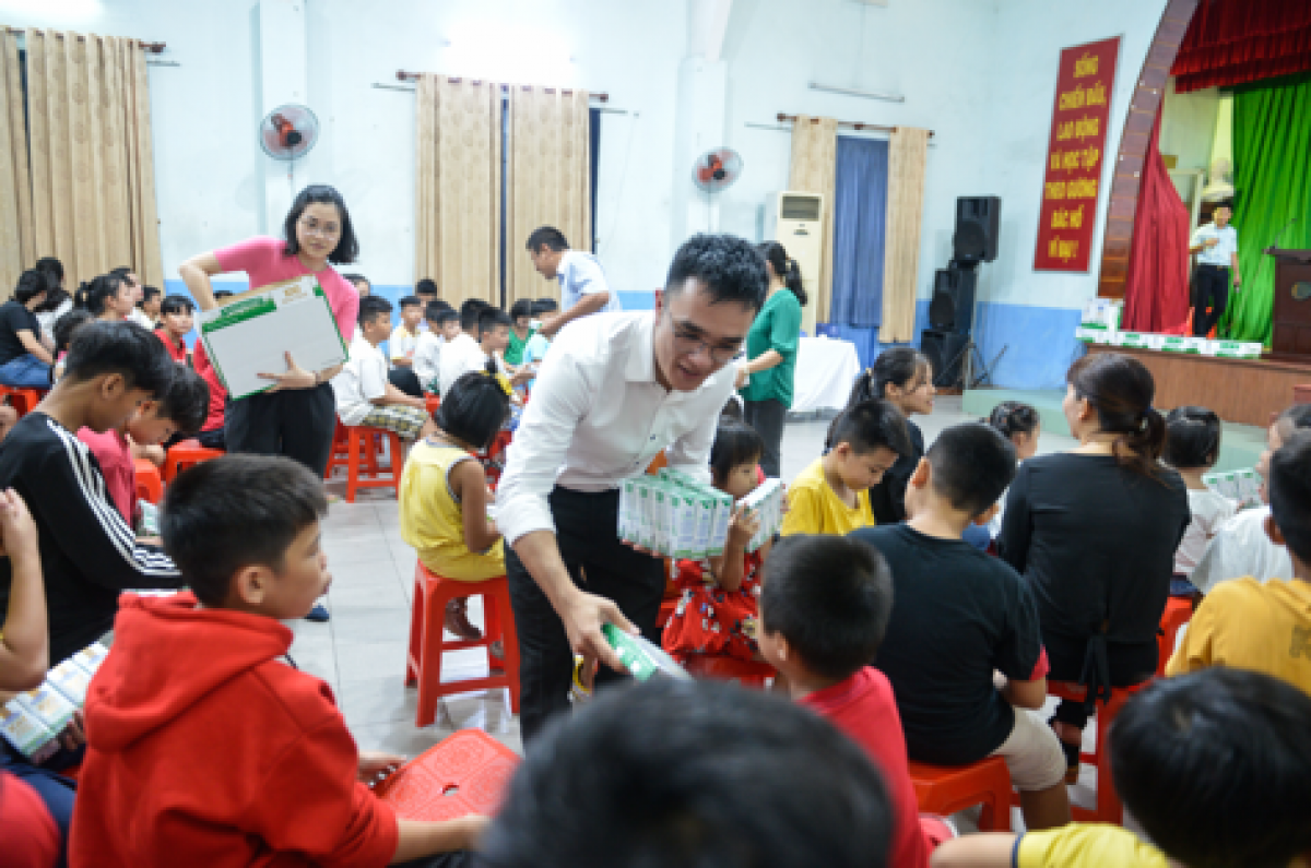 Quỹ Sữa Vươn cao Việt Nam 2021 của Vinamilk sẽ có thêm 31.000 ly sữa từ sự tham gia của cộng đồng Các em nhỏ nhận sữa từ chương trình Quỹ sữa Vươn cao Việt Nam trong năm 2020.