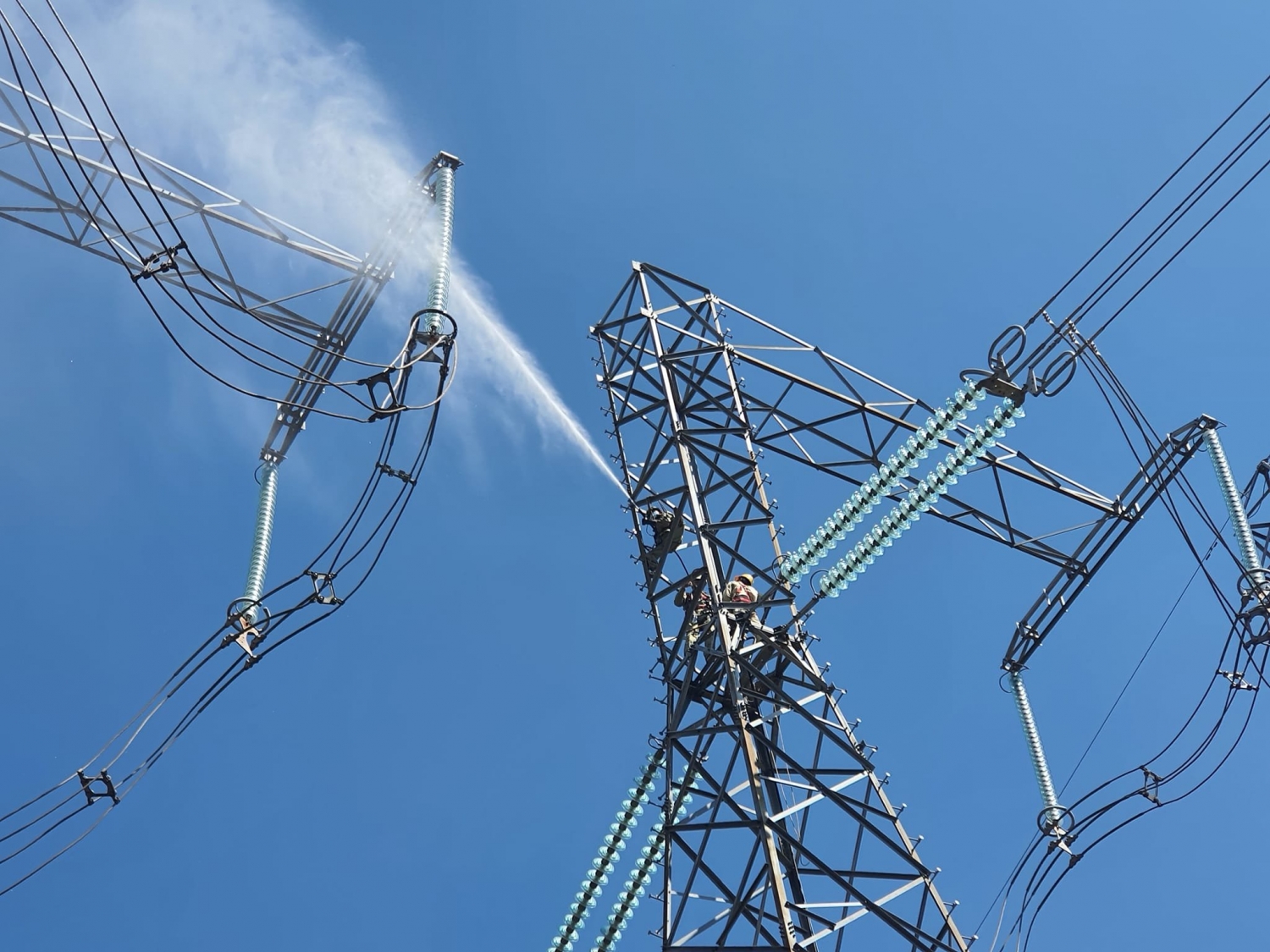 Vì sao sản lượng điện thương phẩm của Công ty Truyền tải điện 3 giảm sâu nhưng đường dây cao áp vẫn bị đầy tải?
