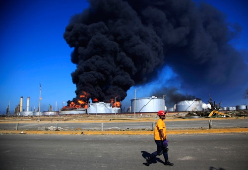 Lời cảnh báo từ vụ nổ nhà máy lọc dầu lớn nhất Venezuela