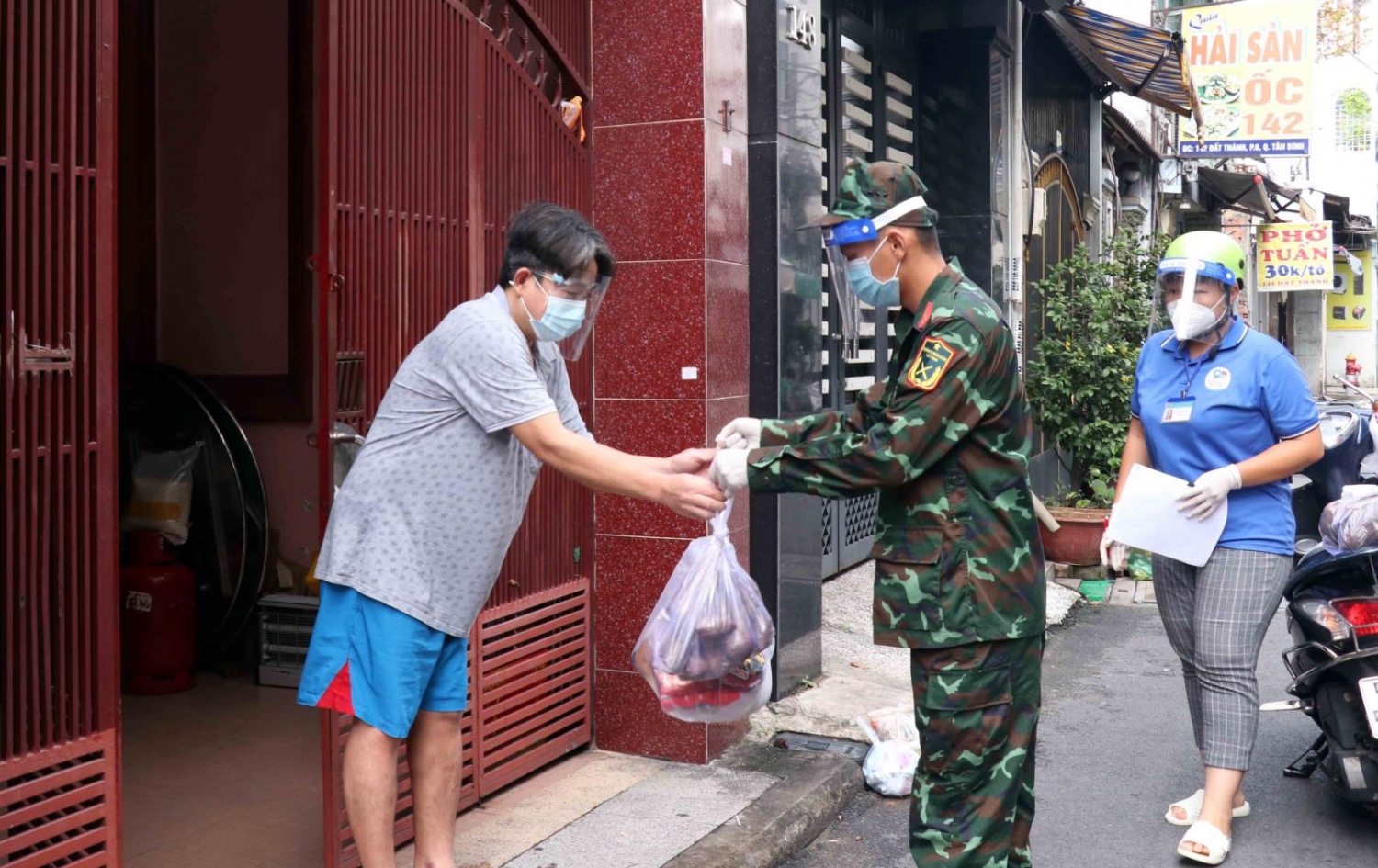 Thủ tướng yêu cầu TPHCM bảo đảm hỗ trợ y tế và lương thực, thực phẩm cho người dân Thủ tướng yêu cầu TPHCM bảo đảm hỗ trợ y tế và lương thực, thực phẩm cho người dân