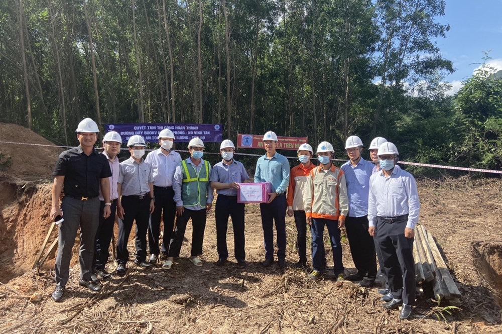 Tập trung nguồn lực đẩy nhanh tiến độ thi công đường dây 500kV Vân Phong – Vĩnh Tân Tập trung nguồn lực đẩy nhanh tiến độ thi công đường dây 500kV Vân Phong – Vĩnh Tân