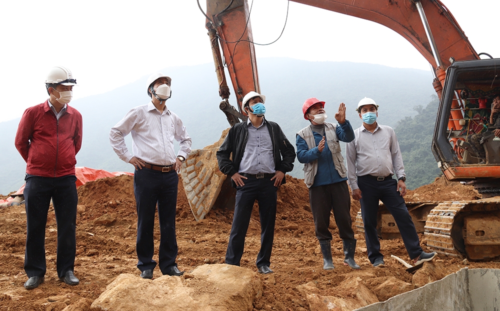 Phó Tổng giám đốc EVNNPT kiểm tra tiến độ thi công đường dây 500kV mạch 3 đoạn qua địa phận tỉnh Hà Tĩnh