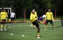 doi tuyen malaysia khong mac ao khoac lam quen voi cai lanh tai ha noi
