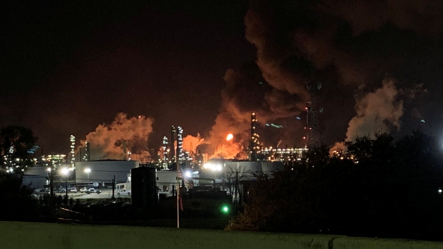 Cháy nhà máy lọc dầu Baytown ở Texas