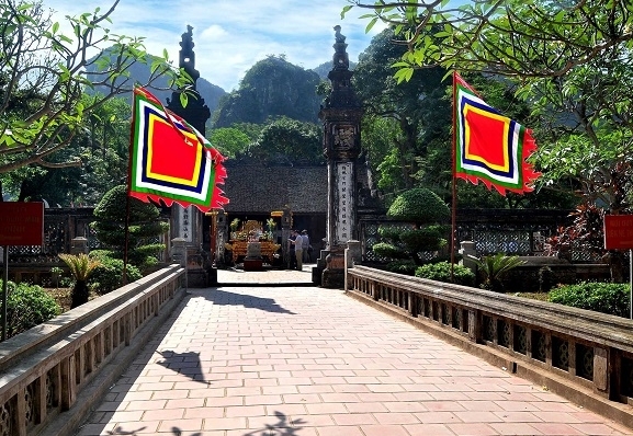 Đầu năm chiêm bái những ngôi đền, chùa nổi tiếng linh thiêng ở Ninh Bình