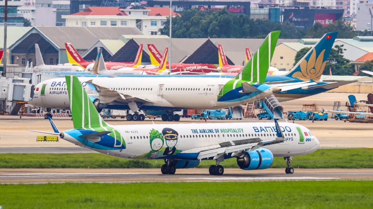 Các sân bay lớn dần đông đúc trở lại, khách xếp hàng dài làm thủ tục