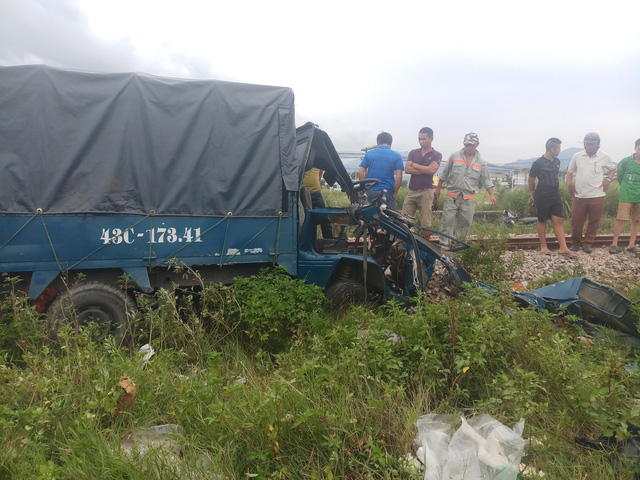 tau hoa tong oto tai nat bet tai xe va phu xe vang ra ngoai