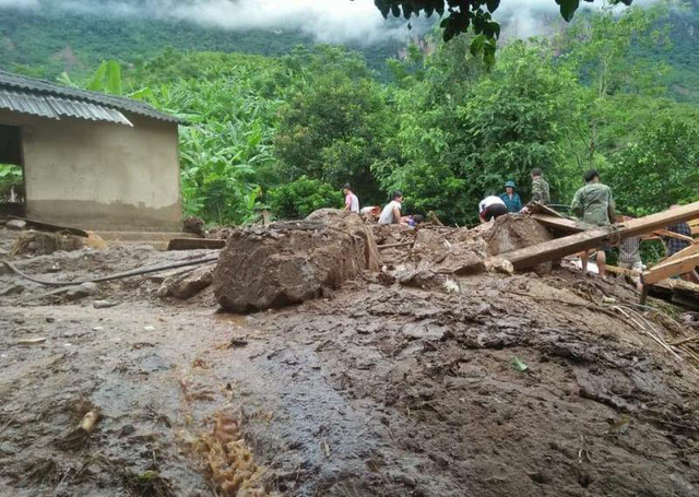 Những hình ảnh đầu tiên về mưa lũ kinh hoàng tại Mường Lát nhung hinh anh dau tien ve mua lu kinh hoang tai muong lat